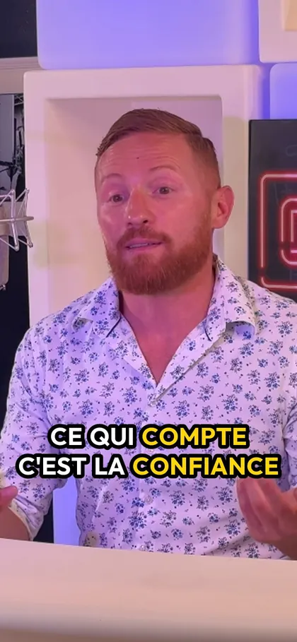 Extrait vertical d'un épisode : l'invité parle face caméra, sous-titre en capitales avec les mots importants en jaune