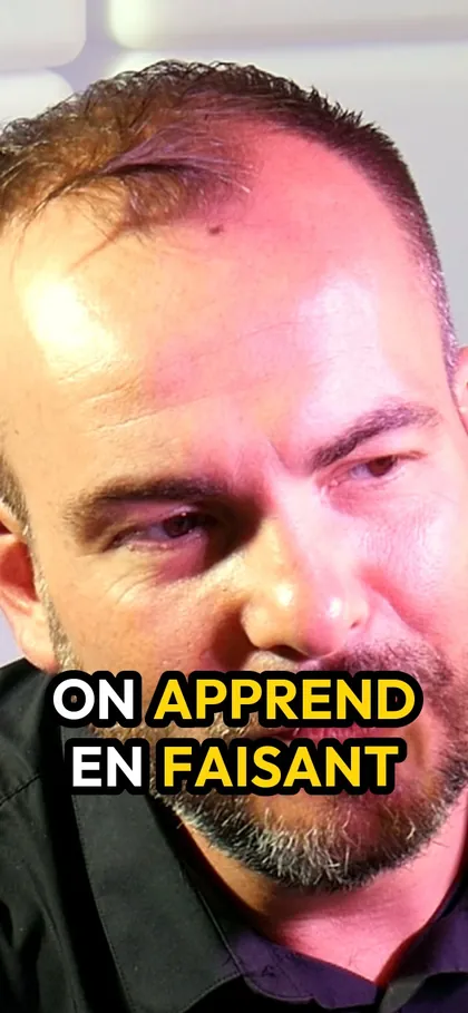 Extrait vertical recadré serré sur le visage de l'intervenant, sous-titré en gros caractères