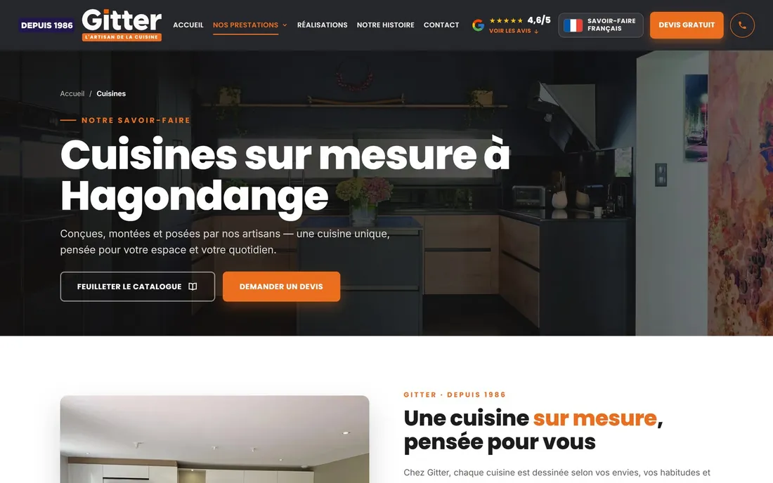 Page des cuisines sur mesure : menu, fil d'Ariane et titre sur une photo de cuisine sombre